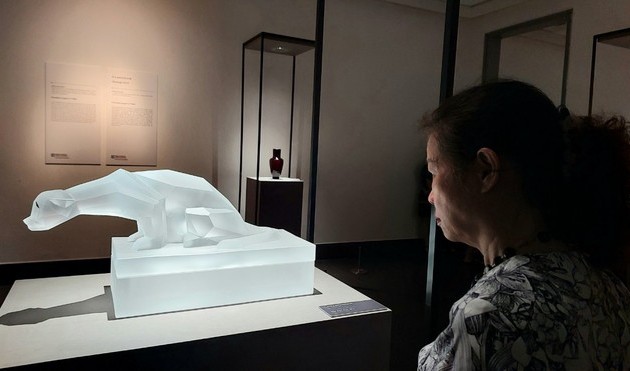 Tschechisches Glas im vietnamesischen Kunstmuseum ausgestellt