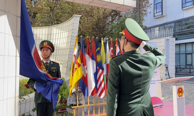 Zeremonielles Hissen der ASEAN-Flagge in Frankreich