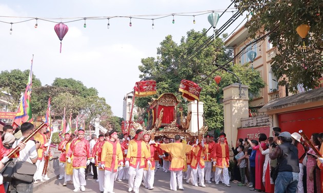 Über 1000 Menschen nehmen am Umzug zu Ehren der Vorfahren der Weberei im Dorf Van Phuc teil