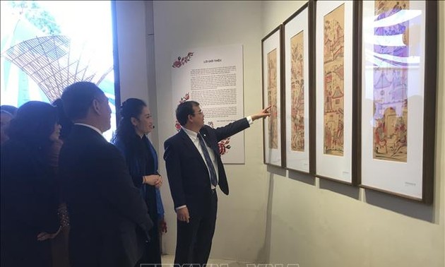 Ausstellung von fast 100 Bildern zum Thema „Frühling durch die Kollektion der Folklore-Bilder Tu Binh“