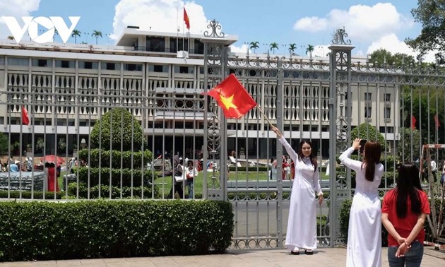 Menschenmengen strömen zu Sehenswürdigkeiten und historischen Stätten in Ho-Chi-Minh-Stadt