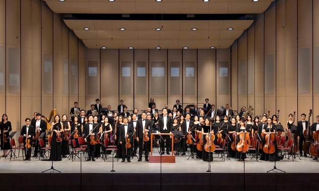 Das Hanoi-Sinfonieorchester präsentiert romantische Meisterwerke im Ho-Guom-Theater