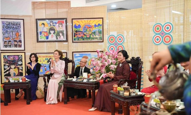 Gattin des KPV-Generalsekretärs und UNESCO-Generaldirektorin besuchen gemeinsam Ausstellung in Hanoi