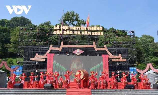 Zehntausende Pilger besuchen das Bao-Ha-Tempelfest