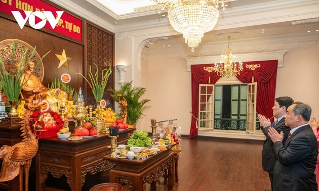 Staatspräsident Luong Cuong zündet Räucherstäbchen zum Gedenken an Präsident Ho Chi Minh an