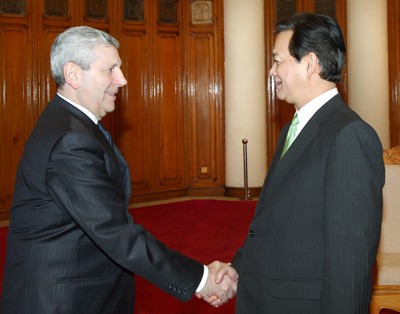 PM Vietnam Nguyen  Tan Dung menerima Menhan Italia  Giampaolo Di Paolo