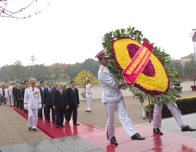 Pemimpin Partai dan Negara Vietnam berziarah ke Mousoleum Presiden Ho Chi Minh