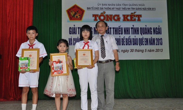 Menyampaikan penghargaan senirupa dan sayembara anak-anak melukis pulau dan laut