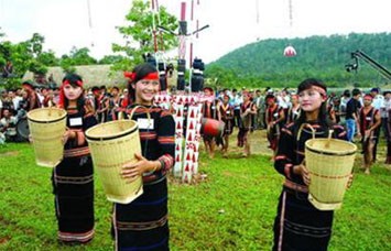 Perkemahan menyambut Tahun Pariwisata Nasional 2014 di daerah Tay Nguyen-Da Lat.