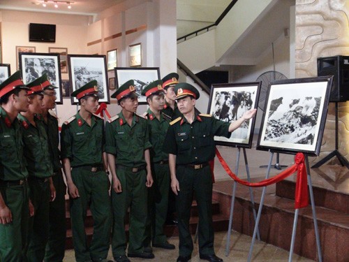 Pameran 100 foto dengan tema “Dien Bien Phu-bertekad bertempur, bertekad menang”