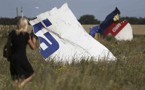 Mencapai permufakatan yang menjamin keselamatan para pakar dalam mendekati tempat kejadian jatuhnya pesawat terbang MH17