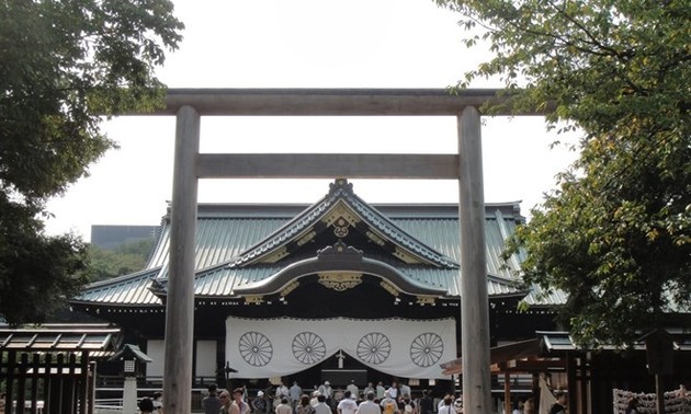 Dua Menteri Jepang mengunjungi candi Yasukuni