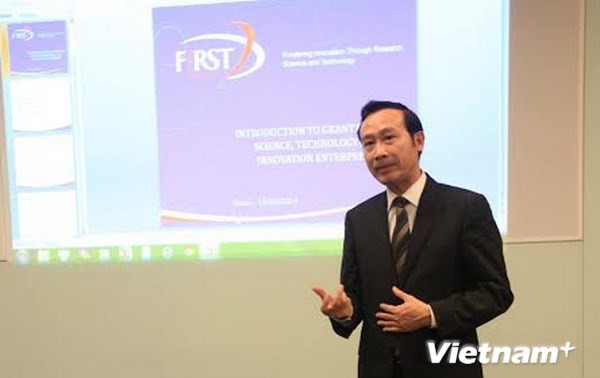 Memperkenalkan proyek FIRST kepada intelektual Vietnam di Kerajaan Inggris