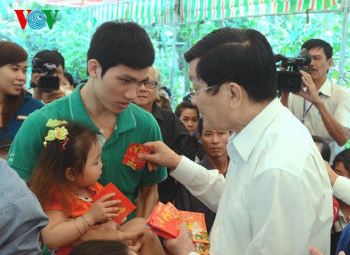 Presiden Vietnam, Truong Tan Sang mengunjungi dan menyampaikan ucapan selamat Hari Raya Tet di provinsi Long An