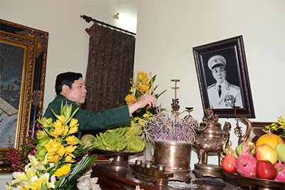 Jenderal Phung Quang Thanh mengunjungi dan berterima kasih kepada para mantan pemimpin Kemenhan Vietnam