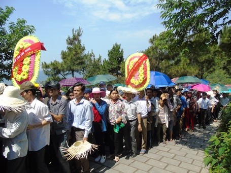 Banyak situs peninggalan sejarah dan pemandangan alam menyerap kedatangan wisatawan pada hari liburan 30 April dan 1 Mei