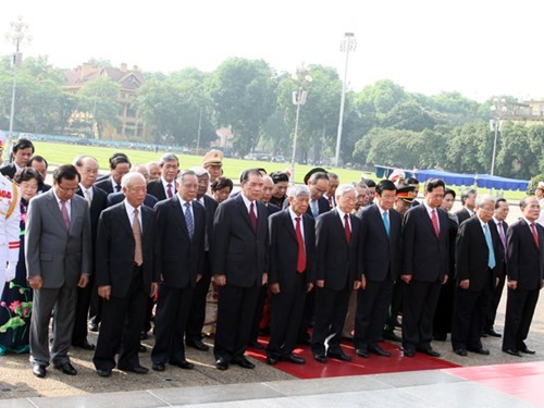 Pemimpin Partai, Negara berziarah ke Mousolium Presiden Ho Chi Minh sehubungan dengan peringatan utlah ke-125 Lahirnya Beliau 