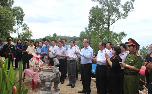 Ketua Pengurus Besar Front Tanah Air Vietnam, Nguyen Thien membakar hio untuk mengenangkan Jenderal Vo Nguyen Giap 