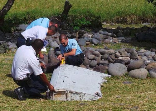  Menemukan kepingan yang diduga berasal dari pesawat terbang MH 370 di Samudra Hindia