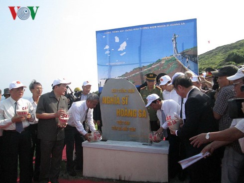 Acara menempatkan batu untuk membangun Tugu Monumen “Prajurit Hoang Sa”