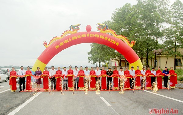 Deputi PM Vuong Dinh Hue menghadiri acara peresmian banyak proyek bangunan titik berat di provinsi Nghe An