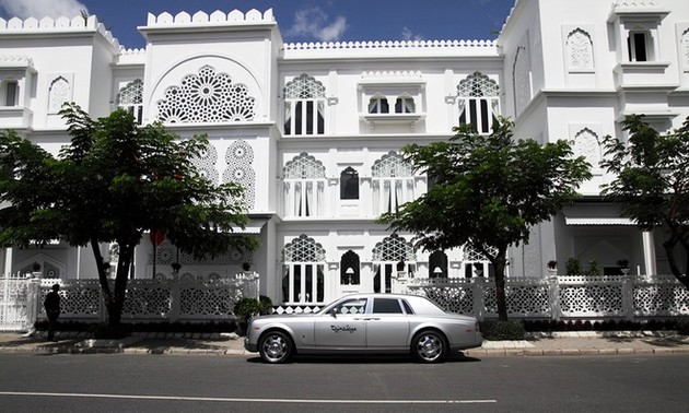 Istana dengan gaya Taj Mahal di tengah-tengah kota Ho Chi Minh