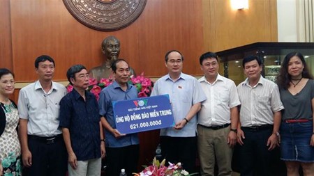 Ketua Pengurus Besar Front Tanah Air Vietnam, Nguyen Thien Nhan menerima bantuan untuk warga di daerah Vietnam Tengah