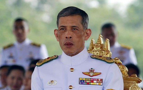 Putra Mahkota  Maha Vajiralongkorn dinobatkan menjadi Raja