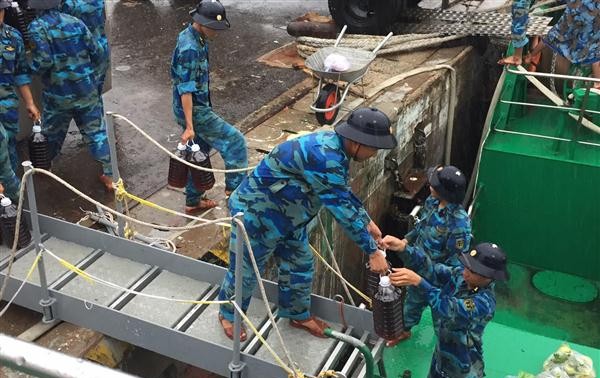 500 ton barang untuk melayani kebutuhan Hari Raya Tet 2017 dikirim kepada kabupaten pulau Truong Sa