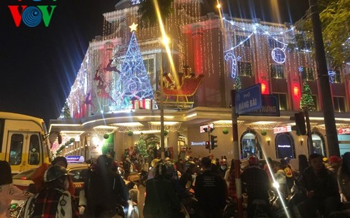 Suasana menyambut Hari Natal yang bergelora di Vietnam dan di dunia