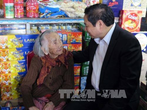 Pemimpin Partai dan Negara mengunjungi dan menyampaikan ucapan selamat Hari Raya Tet di beberapa daerah