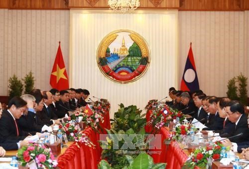 PM Vietnam, Nguyen Xuan Phuc melakukan pembicaraan dengan PM Laos, Thoonglun Sisoulith