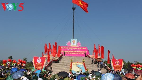 Provinsi Quang Tri mengadakan dengan khidmat acara bendera “Penyatuan Tanah Air”