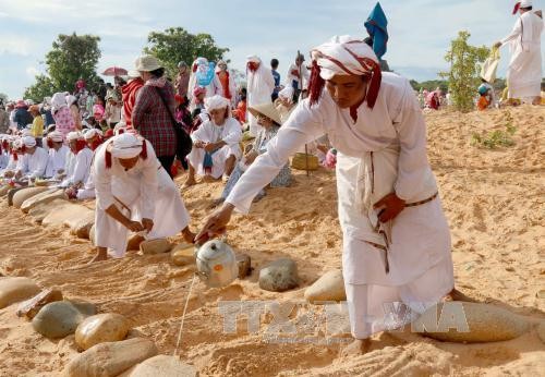  Warga etnis minoritas Cham di provinsi Binh Thuan merayakan Hari Raya Ramuwan