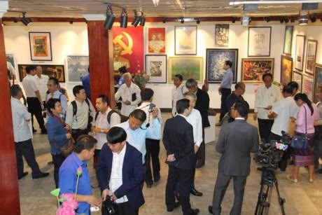 Peringatan ultah ke-55 hubungan Vietnam-Laos: Pembukaan pameran seni rupa Vietnam-Laos