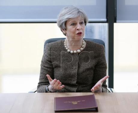  Kebakaran apartemen di Inggris: PM Theresa May menemui para korban yang selamat