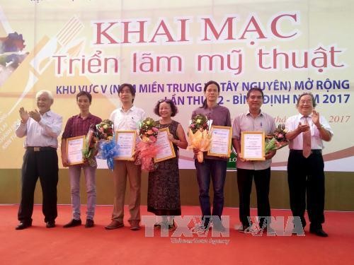  Pameran Seni Rupa yang terbuka daerah Vietnam Tengah, Vietnam Selatan dan daerah Tay Nguyen