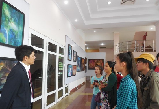 Pameran lukisan artistik “Menyambungkan dua tepian sungai Mekong” Viet Nam – Laos – Thailand