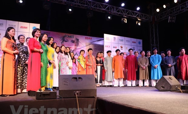 Menyosialisasikan busana Ao Dai Vietnam pada Pekan feisyen global di India