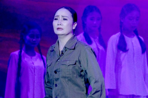 Mengendap dan terharu dengan “Bunga api Truong Buon“