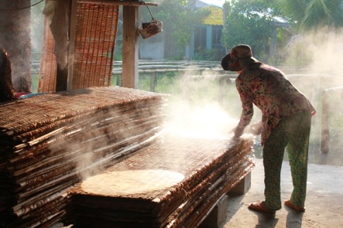 Kerajinan memasak “hu tieu” di pasar terapung Cai Rang