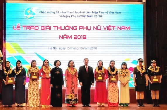 Enambelas kolektif dan perseorangan mendapat Penghargaan Perempuan Vietnam