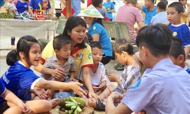 Aktivitas Pikirkan Kehidupan Masyarakat di Seluruh Negeri pada Hari Raya Tet