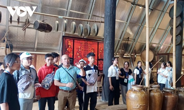 Kegiatan-Kegiatan Budaya yang Beraneka-ragam untuk Anak-Anak Etnis Minoritas Daerah Tay Nguyen