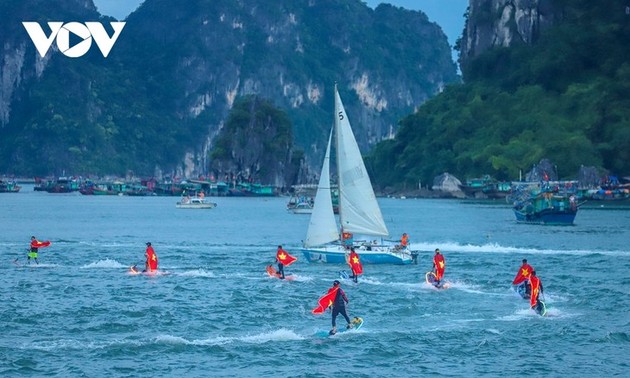 Menikmati Pertunjukan “Selancar Ombak” di Tengah Laut dan Langit Ha Long