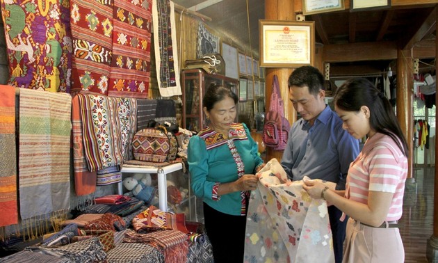 Keunikan Desa Kerajinan Tenun Kain Ikat Masyarakat Etnis Minoritas Thai di Kecamatan Hoa Tien