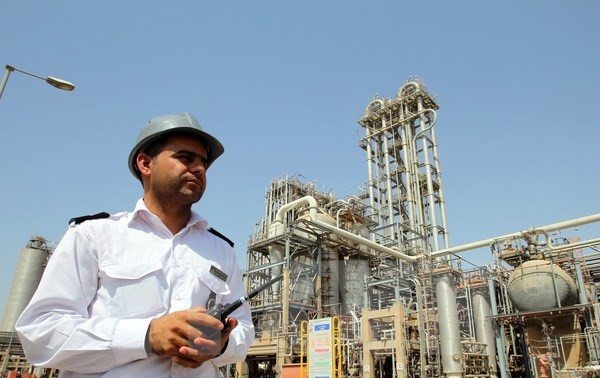 Iran offers 50 oil and gas fields to foreign bidders