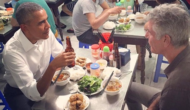 “Obama” grilled pork noodles in Hanoi with Italian customers