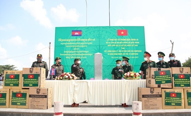 Border guard force presents medical supplies to Cambodia