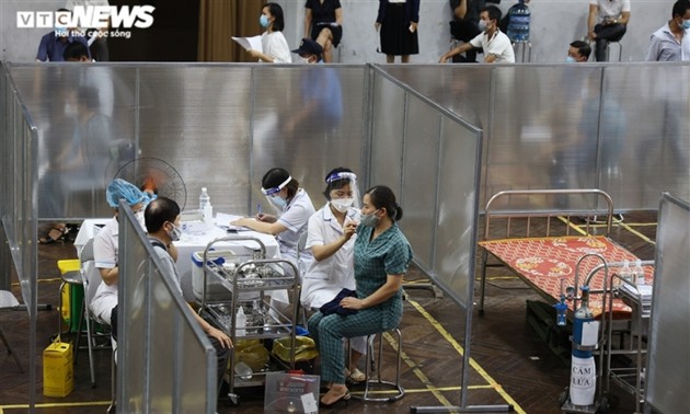 Locals get vaccinated against COVID-19 at first field hospital in Hanoi